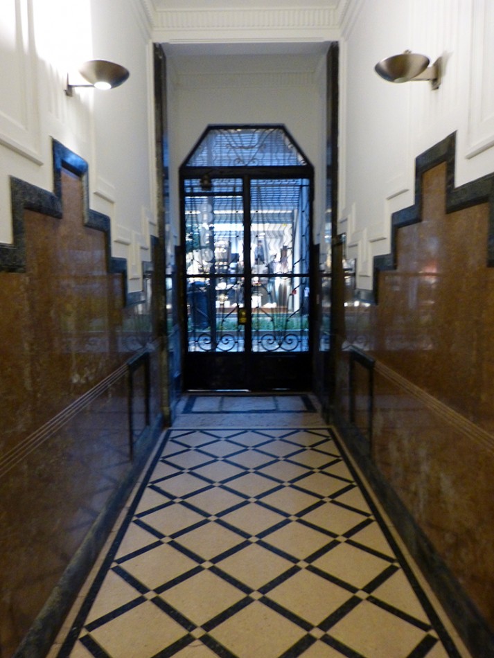 Esmeralda y Av. Cordoba. - 3 dormit -frente a Plaza San Martin -balcon.