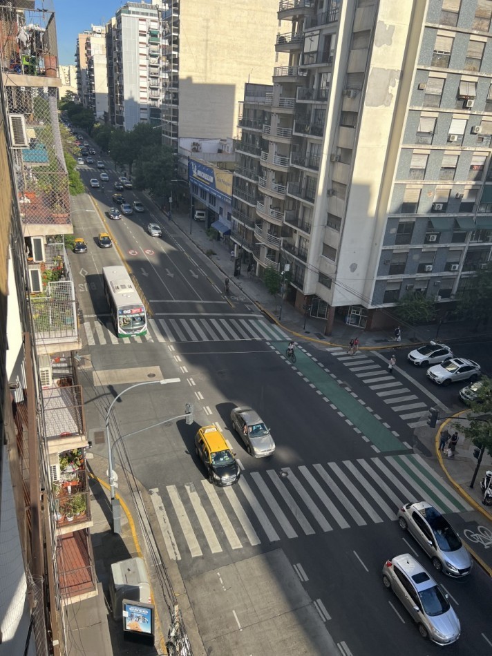 Monoambiente en Alquiler en Palermo con Balcon Piso Alto Amoblado y Equipado Muy Luminoso