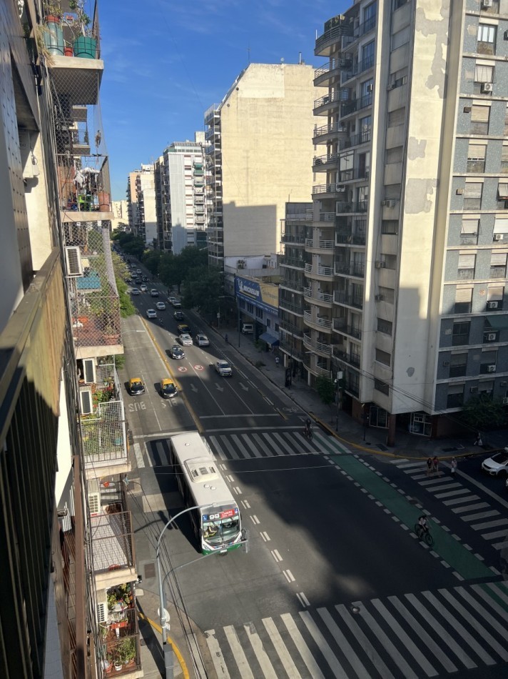 Monoambiente en Alquiler en Palermo con Balcon Piso Alto Amoblado y Equipado Muy Luminoso